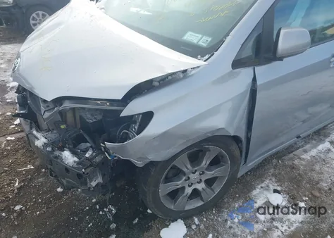 2015 Toyota Sienna Se 8 Passenger z USA, uszkodzony, nr VIN 5TDXK3DC8FS545674